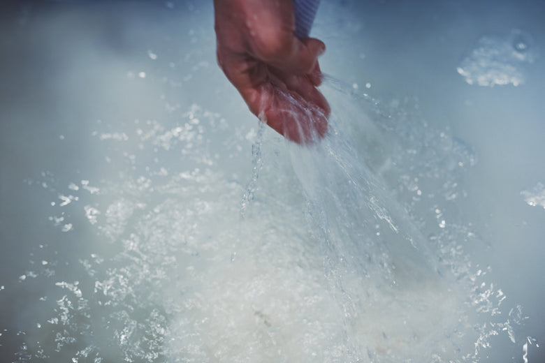 Klares weiches Wasser vom heiligen Hakusan wird für Reiswaschen und Brauen bei Noguchi Naohiko Sake Institute verwendet.