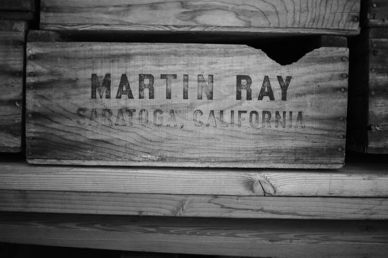 Holzboxen im kalifornischen Weingut Ceritas mit der Aufschrift: Martin Ray, Saratoga, California.